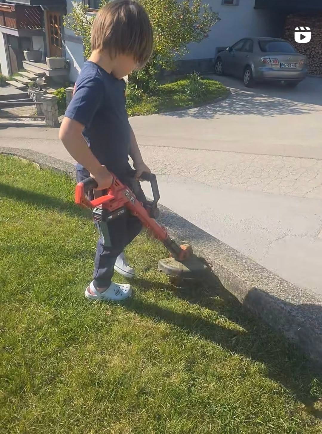 Najmlajši mladenič, ki si je zaželel, da laksa, s pravo laksarico tudi sam. Sicer za…
